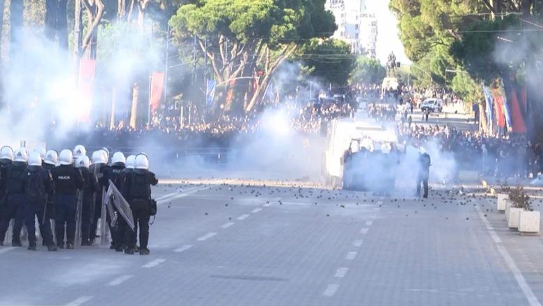 LIVE TV- Protestuesit zhvendosen në Bulevard! 'Breshëri' molotovësh e gurësh efektivëve, merr flakë makina ujëhedhëse! Digjet kabina e rojës te Ambasada e Vatikanit