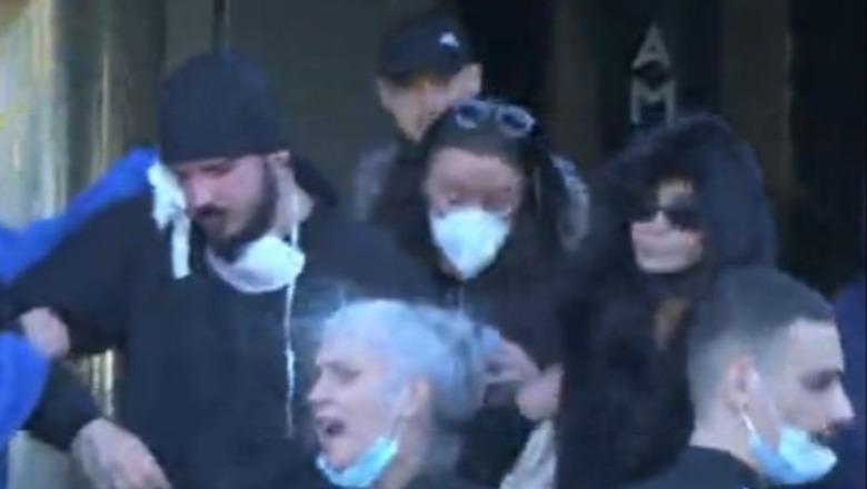 Foto nga burimi: Bombola e gazit e goditi pranë syrit, lëndohet protestuesi - Shqiptarja.com