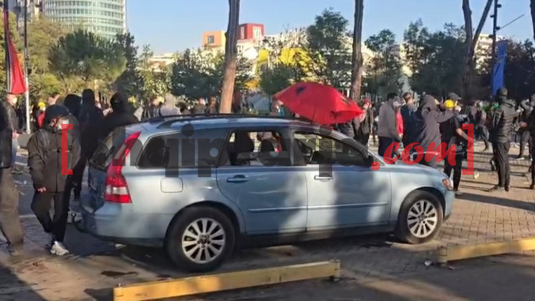 Foto nga burimi: Makina me targa franceze ‘ngec’ në protestë, protestuesit ‘e mbrojnë’ me flamurin kombëtar - Shqiptarja.com