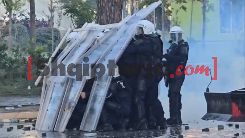 Tensionet në protestë, policia krijon formacione mbrojtëse me mburojat
