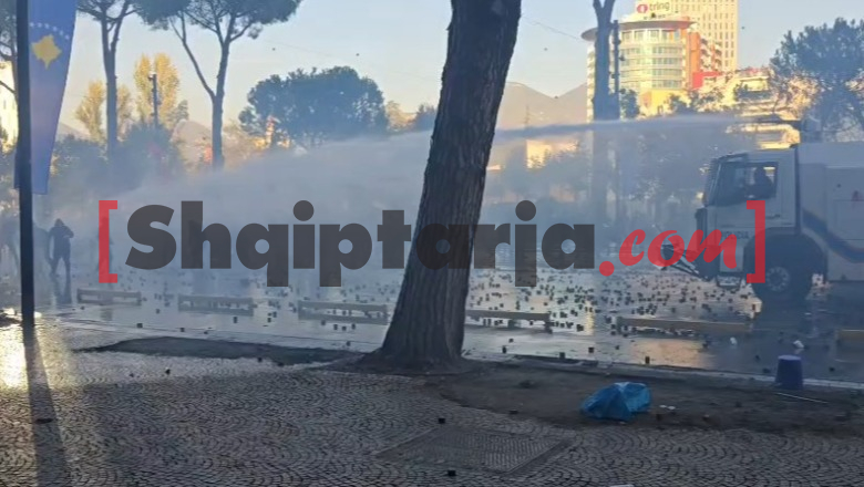Foto nga burimi: Protestuesit të pandalshëm me sulmet me gurë, nuk tërhiqen as nga gazi e uji lotsjellës - Shqiptarja.com