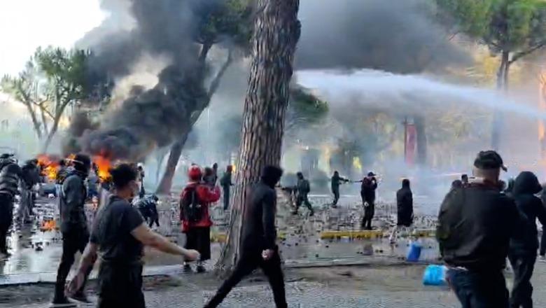 Situatë e rrezikshme në bulevard, zona mbulohet nga shtëllunga e tymit të zi