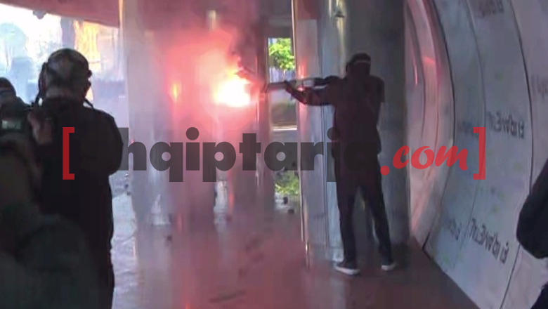Protestuesit armatosen me fishekzjarre, i lëshojnë me breshëri drejt policisë (VIDEO)