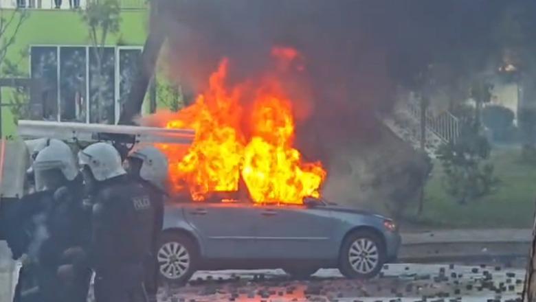 Sulmet me gurë e molotovë të protestuesve të maskuar, Koçiu thirrje për dialog: Shqipëria nuk ka nevojë për më shumë kaos, por për më shumë Europë