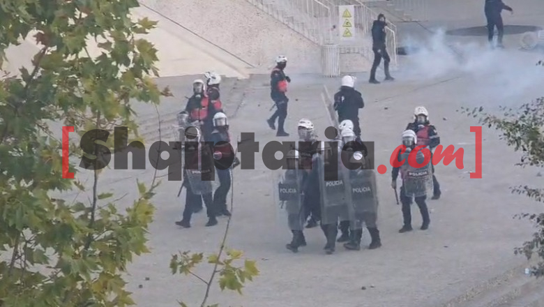 Protestuesit shfrytëzojnë rastet, sulme me gurë ndaj disa efektivëve te Piramida
