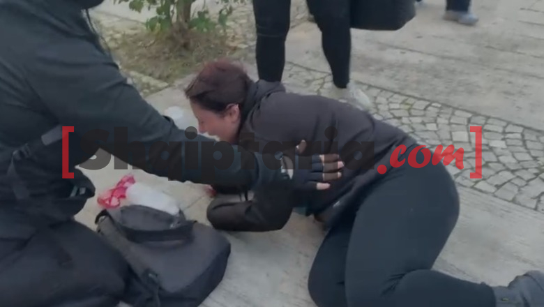 Protestuesja lëndohet nga spray me piper, shtrihet në tokë duke qarë