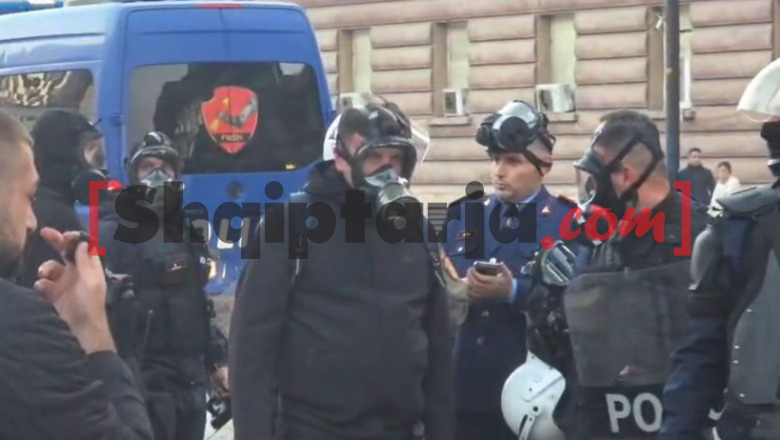Përplasjet e protestuesve me efektivët te bulevardi, kryepolici Hita shkon në terren i pajisur me maskë kundra-gaz! Inspekton nga afër situatën