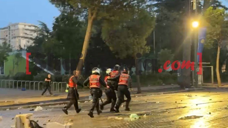 Policët lëndohen nga molotovët në këmbë, shokët e marrin në krahë