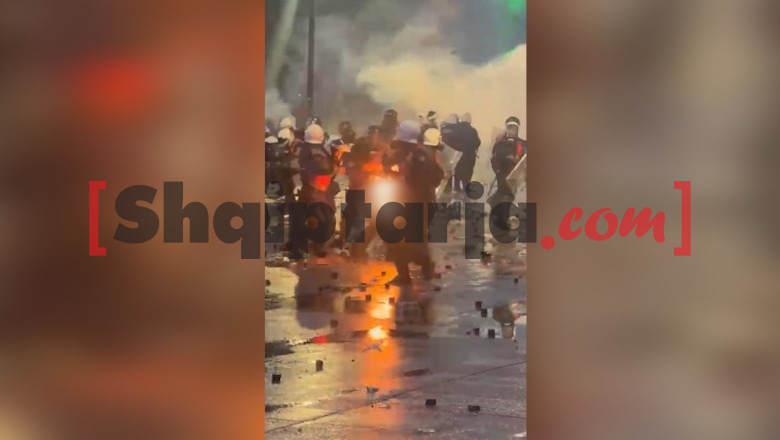 Pamje të frikshme! Polici goditet me molotov, i merr flakë këmba! Rrotullohet në pellgun e ujit për të fikur zjarrin, kolegët e marrin në krahë për ta larguar