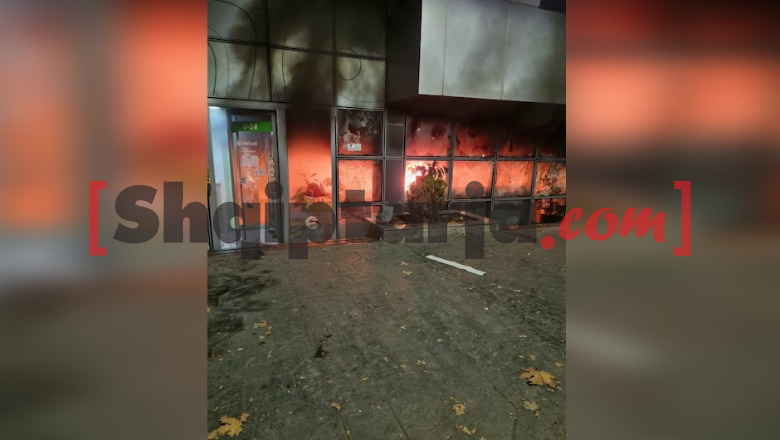 Tjetër zjarrvënie nga protestuesit, i vënë flakën bankës te ‘Myslym Shyri’