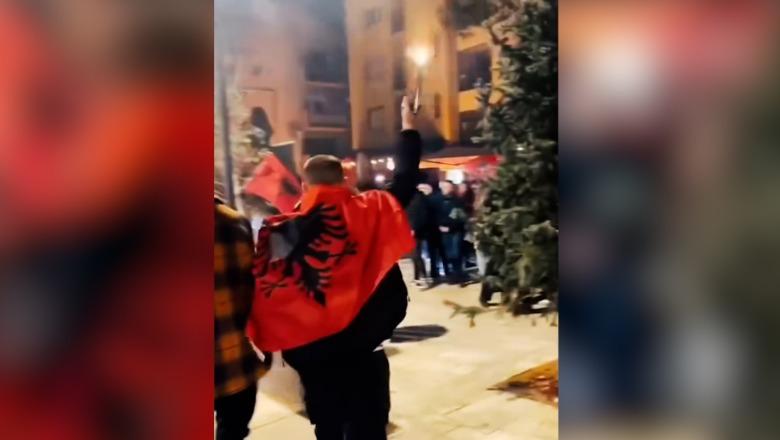 Me armë në protestë, protestuesi nuk ndal breshërinë e plumbave në mes të turmës