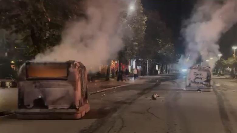 Shtëllunga tymi dhe flakë në kazanat e plehrave përballë Tajvanit