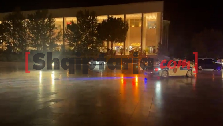 Aksion në sheshin ‘Skënderbej’, zbarkojnë automjetet e policisë
