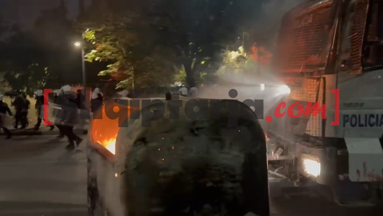 Foto nga burimi: Protestuesit sulme nëpër Tiranë, vijojnë me djegien e koshave, shkatërrojnë tabela! Shënjestrojnë edhe kioskat - Shqiptarja.com