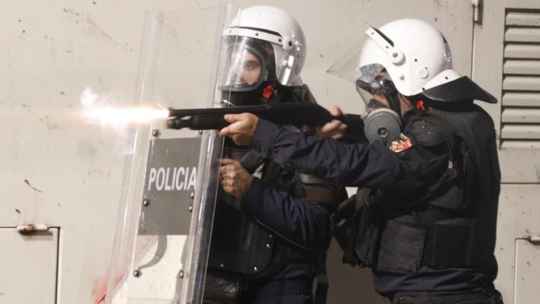 Fishekë gome në protestë, Policia: Rast i kufizuar dhe sipas ligjit, vetëm mjete të certifikuara nga BE! 132 efektivë të lënduar, qëllohen me ‘lumë’ gurësh, vida e zara metalikë