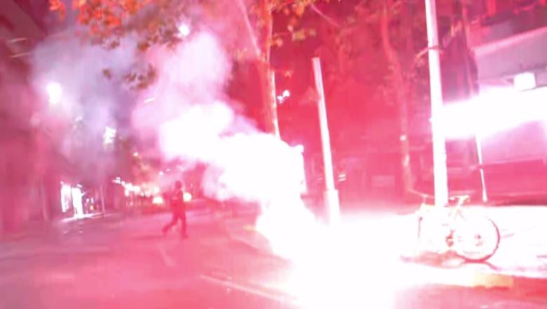 Foto nga burimi: Plaçkitje te ‘Rruga e Dibrës’, policia u vihet pas protestuesve, ata sulmojnë me gurë - Shqiptarja.com