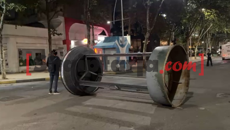 Vijon rrëmuja në Tiranë, protestuesit bllokojnë rrugën me tabelën e dekorit