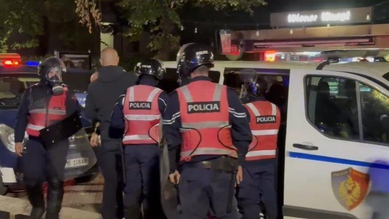 Foto nga burimi: Policia marshon nëpër qytet për të shpërndarë protestuesit, disa të shoqëruar! Një të mituri i bie të fikët, lihet i lirë - Shqiptarja.com