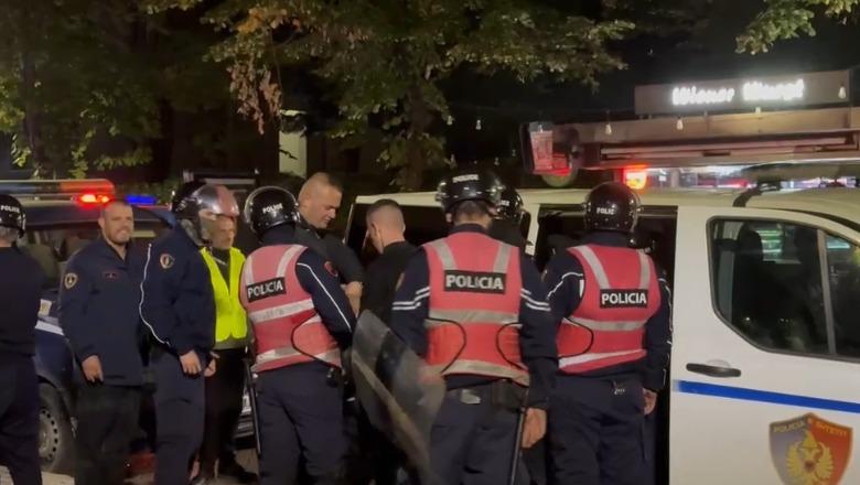 Policia marshon nëpër qytet për të shpërndarë protestuesit, disa të shoqëruar! Një të mituri i bie të fikët, lihet i lirë