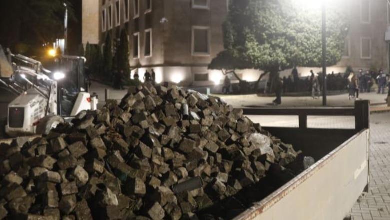 FOTOLAJM/ Gurët e mbledhur pas protestës në bulevardin “Dëshmorët e Kombit”