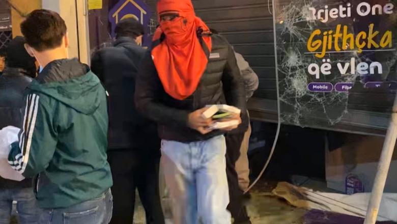 Protestuesit thyejnë qepenin e dyqanit të një kompanie celulare, plaçkisin celularë e pajisje (VIDEO)