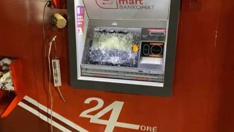 Protestuesit shkatërrojnë bankomatin (VIDEO)