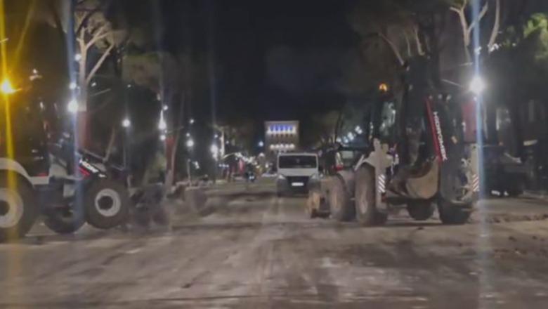 Pas protestës nis pastrimi i bulevardit me eskavator, largohen gurët dhe mbetjet 