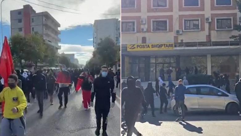 Protesta në rrethe/ Protestuesit thyejnë xhamat e Postës Shqiptare në Durrës, në Korçë merr pjesë edhe mësuesi! Elbasani e mbyll me përqafime me policët