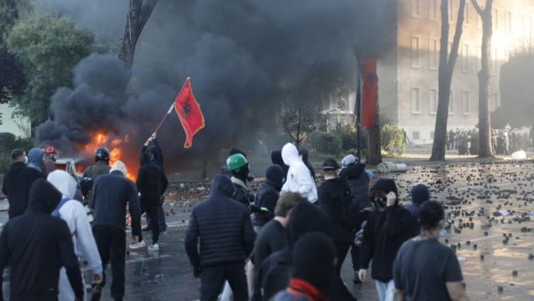 Në kërkim të një protestuesi të vdekur dhe një udhëheqësi të gjallë