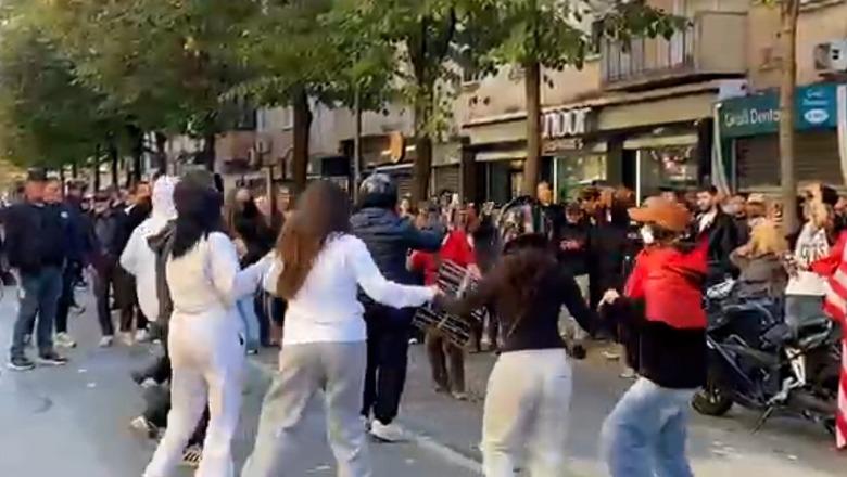 Pas përplasjeve, dita e 6-të e protestës nis me këngë e valle! Protestuesi gris certifikatën e olimpiadës së Historisë
