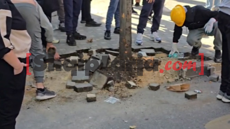 Nisin përgatitjet për përplasje pranë Ministrisë së Arsimit! Protestuesit shkulin pllakat e trotuareve për t'i përdorur kundër policisë