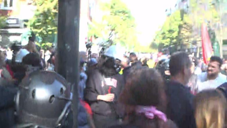 LIVE - Dita e 6-të e protestës para Ministrisë së Arsimit, këngët e vallet zgjasin pak, nisin përplasjet! Shkulin pllakat e trotuareve, sulm efektivëve