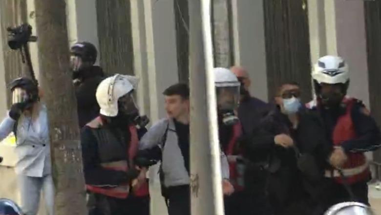 Sulmet me gurë, shoqërohen disa protestues! Policia i shpërndan me ujë e gaz
