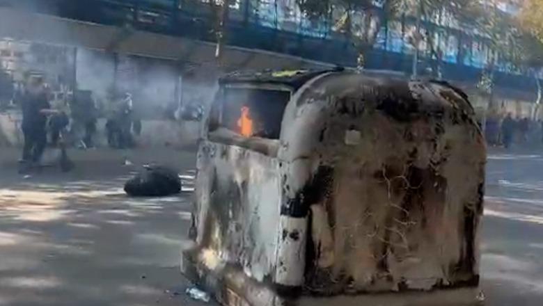 Protestuesit marshojnë nëpër Tiranë, djegin kosha mbeturinash e tentojnë të shkatërrojnë kioska
