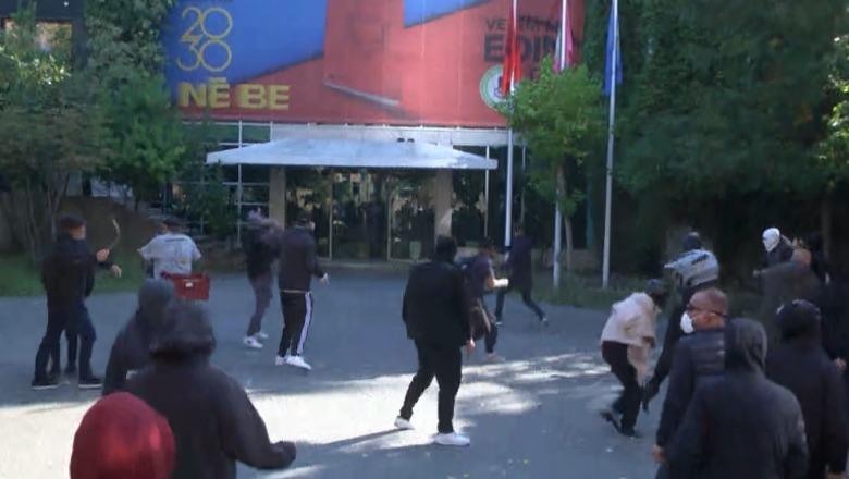 LIVE TV- Tensione në Tiranë/ Protestuesit shënjestrojnë selinë e PS, thyejnë derën kryesore, brenda i presin disa persona me shkopinj! Hidhet ujë e gaz lotsjellës! Zhendosen te Kryeministria