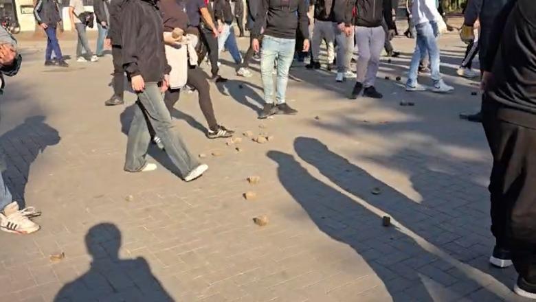 Protestuesit e maskuar para kryeministrisë, shpërndajnë gurë për sulm (VIDEO)