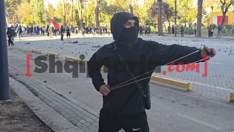 Protestuesi i maskuar gjuan me llastiqe te 'Bulevardi Dëshmorët e Kombit': Të ruajt Zoti