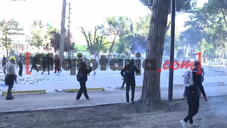Protestuesit nisin sulmet me gurë te Bulevardi, dëmtojnë xhamin e makinës së policisë! Hidhet gaz lotsjellës dhe ujë (VIDEO)