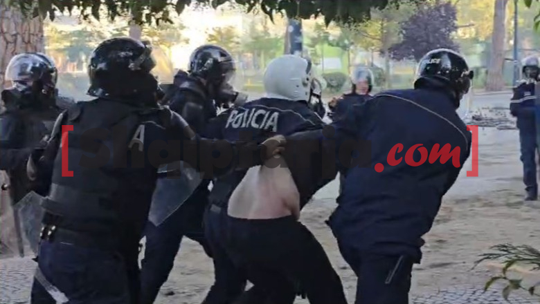 Sulmet me gurë e sende të forta, Policia nis shoqërimin e protestuesve në bulevardin Dëshmorët e Kombit (VIDEO)