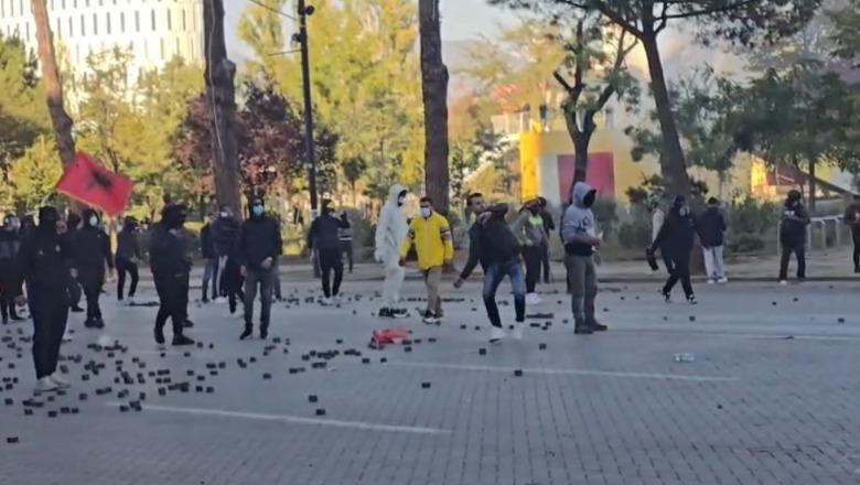 Vijojnë sulmet me gurë ndaj policisë në bulevardin 'Dëshmorët e Kombit'! Protestuesit shkulin pllakat e trotuareve dhe i hedhin drejt efektivëve