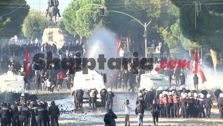 Policia zpraps protestuesit nga Kryeministria me gaz lotsjellës dhe ujë