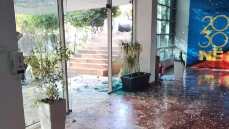 Protestuesit sulmuan selinë e PS-së, Balla akuza Berishës: Largoji njerëzit që çove atje! Janë të paguar nga ti, Shehaj, Qorri dhe duart e huaja! Koçiu: Më pak dhunë, më shumë Europë