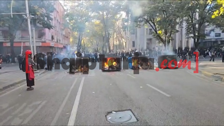 Vijojnë aktet e dhunshme, protestuesit djegin koshat e mbeturinave në zonën e 'Myslym Shyrit' (VIDEO)