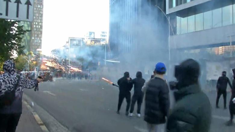 Kaos në 'zemër' të Tiranës, protestuesit sulmojnë me fishekzjarre policinë