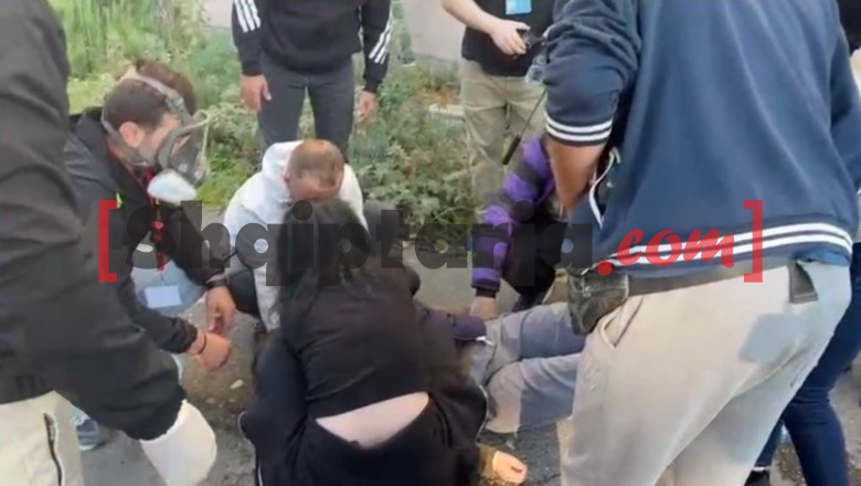 Protesta e dhunshme në Tiranë, një vajzë ndihet keq dhe humb ndjenjat! Disa persona i vijnë në ndihmë
