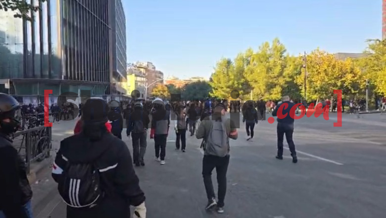 Protestuesit shpërndahen në rrugët e Tiranës, pas hedhjes së gazit lotsjellës dhe ujit (VIDEO)