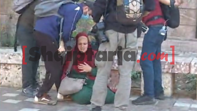 Protesta e dhunshme në Tiranë, një grua në bulevardin ‘Zogu i Parë’ ndihet keq! Disa persona i vijnë në ndihmë