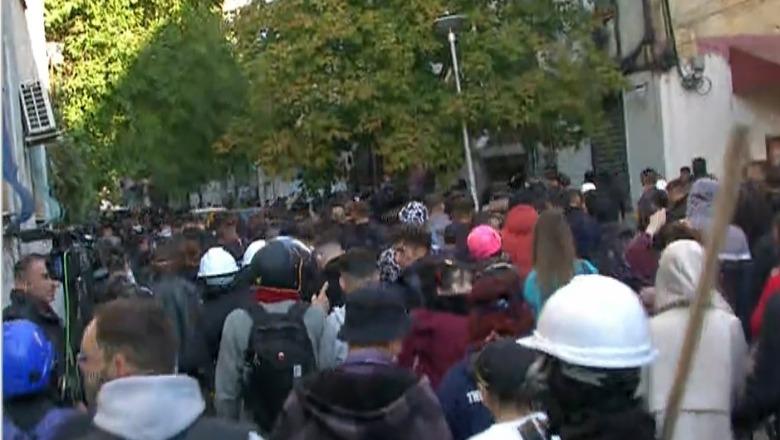Protestuesit vijojnë marshimin në rrugicat e lagjes në Tiranë
