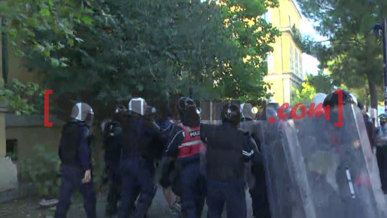 Tensione te Ministria e Brendshme, protestuesit përplasen me policinë: Nuk jemi në luftë civile