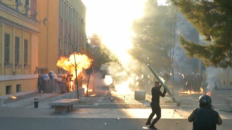 Zjarr dhe gurë 'beteja' te Ministria e Brendshme, hidhet ujë dhe gaz lotsjellës (VIDEO)